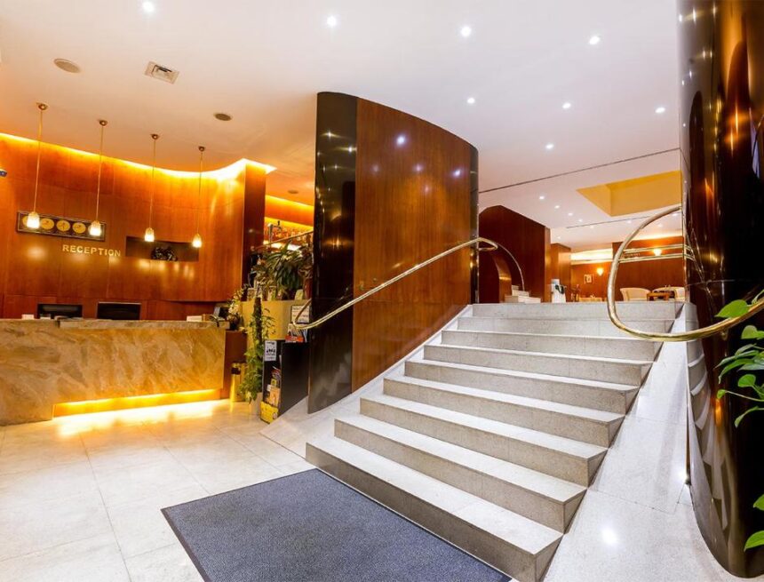 123958255 Miliardarul israelian Shalom Meckenzie intră în forță pe piața hotelieră din București. După zeci de apartamente, cumpără două hoteluri din centrul Capitalei