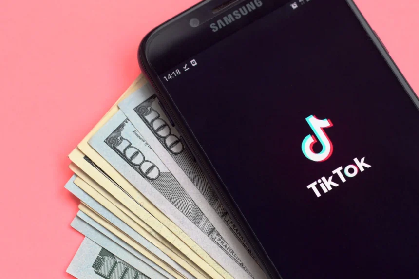 cum-sa-faci-bani-din-tiktok123rf Guvernul Bolojan impune noi taxe: Influencerii, criptomonedele și platformele de cazare, în vizorul ANAF