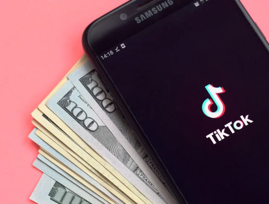 cum-sa-faci-bani-din-tiktok123rf Guvernul Bolojan impune noi taxe: Influencerii, criptomonedele și platformele de cazare, în vizorul ANAF