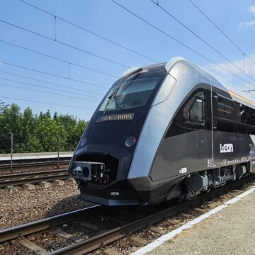 d46f2609-5f61-4b31-b18e-15b96b3caecd Trenul Leon, primul automotor construit complet în România după 80 de ani, a fost lansat oficial de Grampet Group