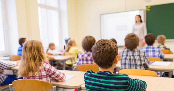 education, elementary school, learning and people concept - grou Generațiile nu se mai înțeleg pentru că trăiesc realități diferite