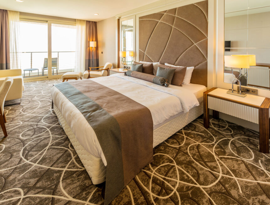 Hotel room with modern interior Bucureștiul va adăuga 10 hoteluri de lux: un nou val de investiții în ospitalitate