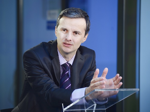 CRISTIAN SOCOL - ZIARUL FINANCIAR - LIVE „De ce susţine economistul Cristian Socol creşterea salariului minim în România”