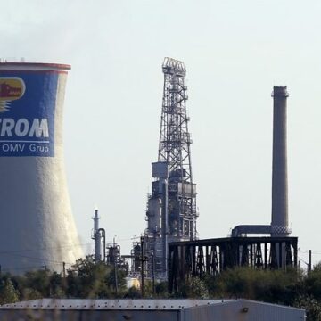 Petrom-refinery-Romania-1 OMV Petrom: vânzări consistente şi poziţionare clară pe piaţa locală