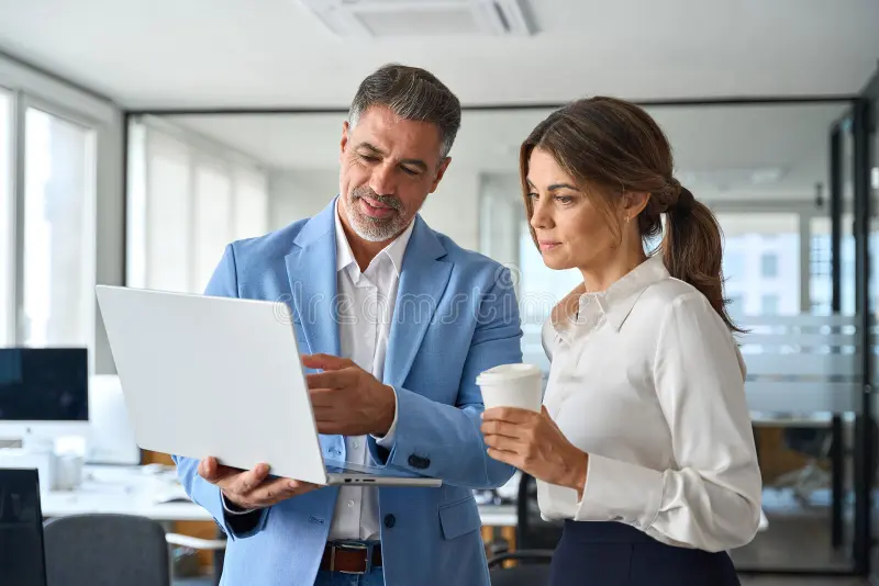 doi-directori-ocupați-oameni-de-afaceri-din-echipă-care-lucrează-la-notebook-uri-în-picioare-birou-echipa-două-persoane-383005437 Bucureşti, Iaşi, Cluj, Braşov, Ilfov şi Prahova: judeţele care oferă cele mai multe locuri de muncă pentru candidaţii fără studii superioare