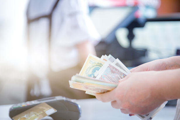 cash and card payment with chip and pin machine in shop Scandalul din spatele celui mai mare faliment al momentului: 2,3 miliarde de dolari dispărute înainte de prăbușirea First Brands