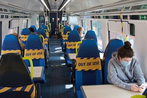 33636_gbnorthernfacecoverings200615tm01_256215 Panică într-un tren britanic lângă Cambridge