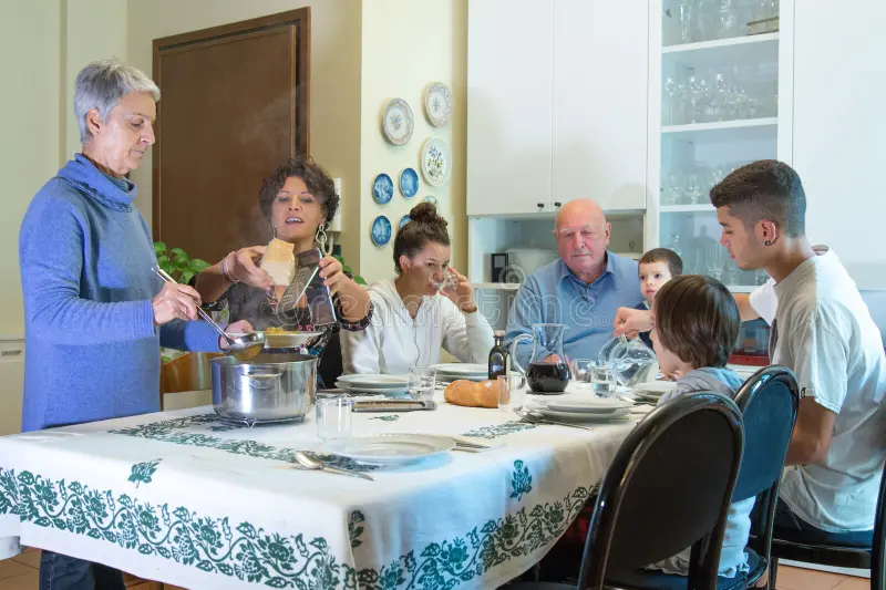 o-familie-italiană-masa-cu-paste-mănâncă-tortellini-carne-de-vită-la-prânz-crăciun-135481768 Scut fiscal anunțat de premierul italian: cine câștigă cu adevărat din reducerea impozitului pe venit
