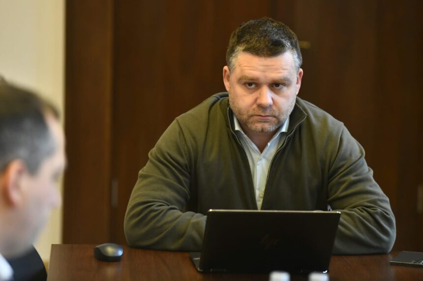 Ciucu propune preț de 5 lei pentru biletul de autobuz în București, argumentând pierderile STB