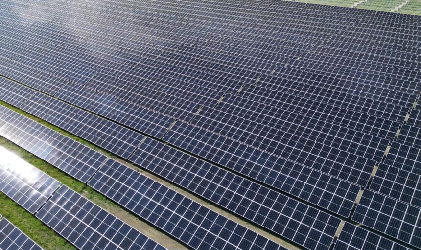 Investiții în energie solară: Tek Enerji instalează 100 MW în România