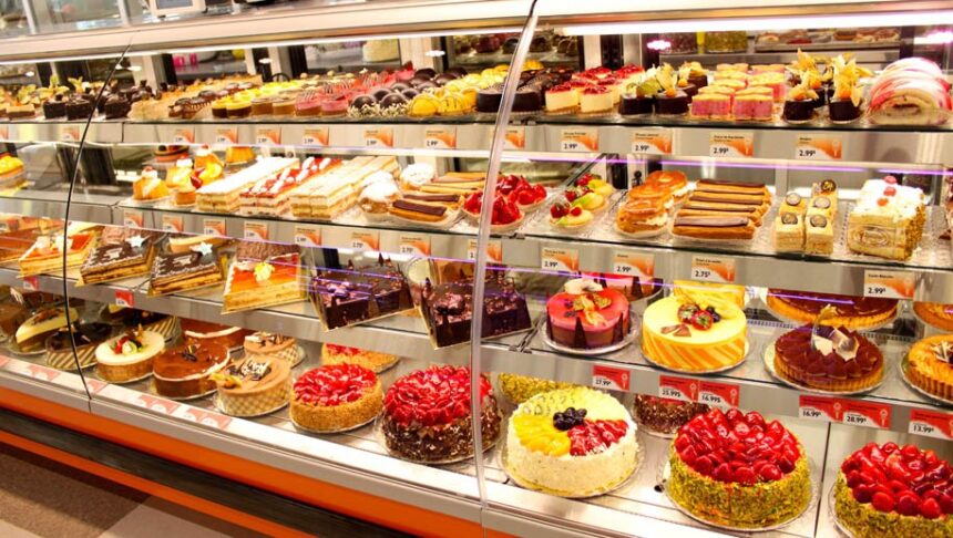 vitrina-prajituri-patiserie-1 Controale în cofetării și patiserii: amenzi de peste 3 milioane de lei aplicate de ANSVSA