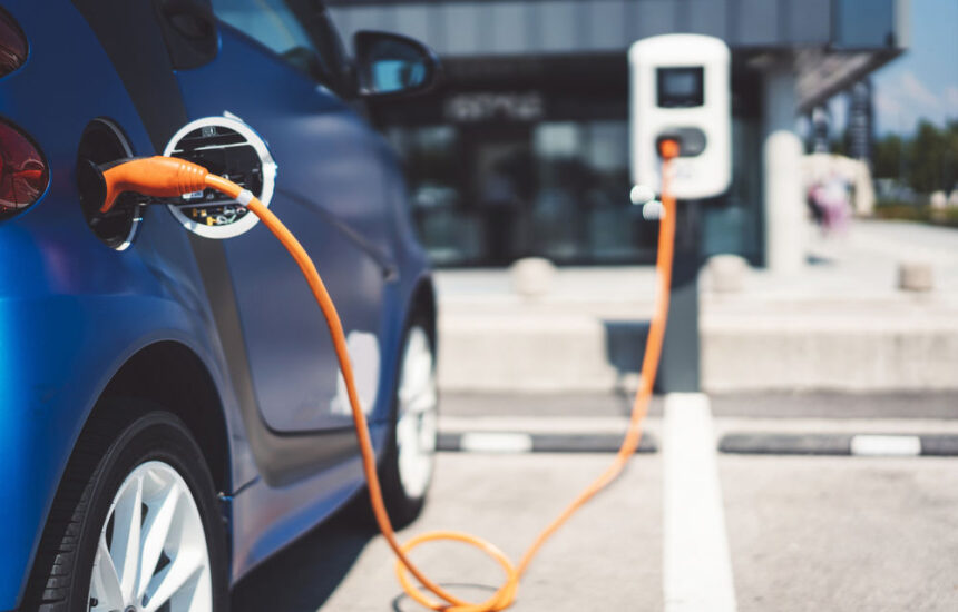 Mașinile electrice câștigă teren în România. Producătorii chinezi pun presiune pe segmentul PHEV