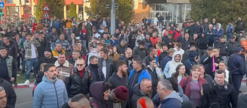 Mineri nemulțumiți protestează în fața CE Oltenia