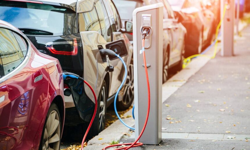 Explozia prețurilor la carburanți accelerează cererea de mașini electrice second-hand în Europa și România