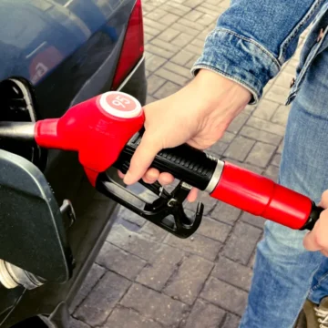 Benzina depășește 9 lei: scumpiri accelerate la pompă