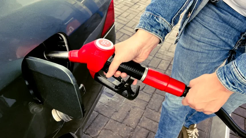 Benzina depășește 9 lei: scumpiri accelerate la pompă