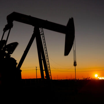 Istoria crizelor petrolului: de la interdicția de a circula duminica la șocuri globale ale producției