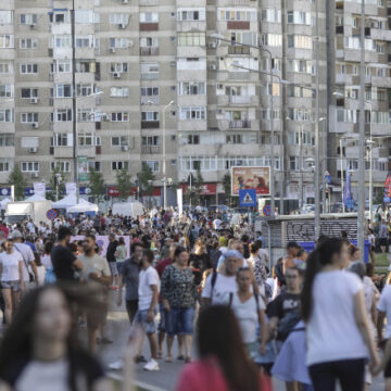Generația tânără își regândește viitorul într-o lume instabilă