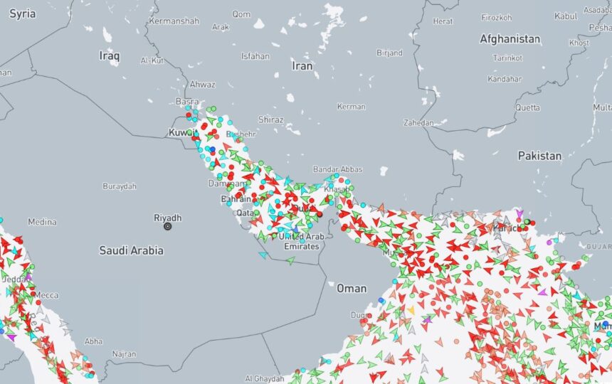 Tensiuni în Iran: Revenirea navelor prin Strâmtoarea Ormuz ar putea duce la creșterea prețurilor la carburanți.