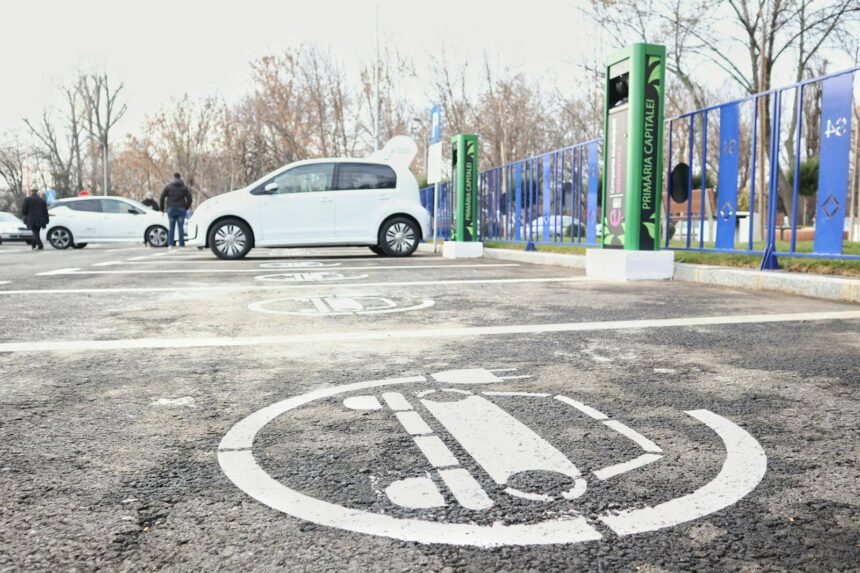Mașinile electrice păstrează parcarea gratuită până în 2027