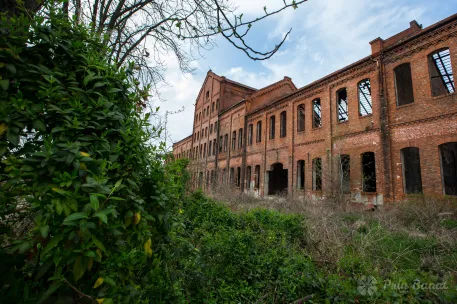 FLVN6325 Fabrica abandonată de lângă autostradă ascunde tuneluri subterane
