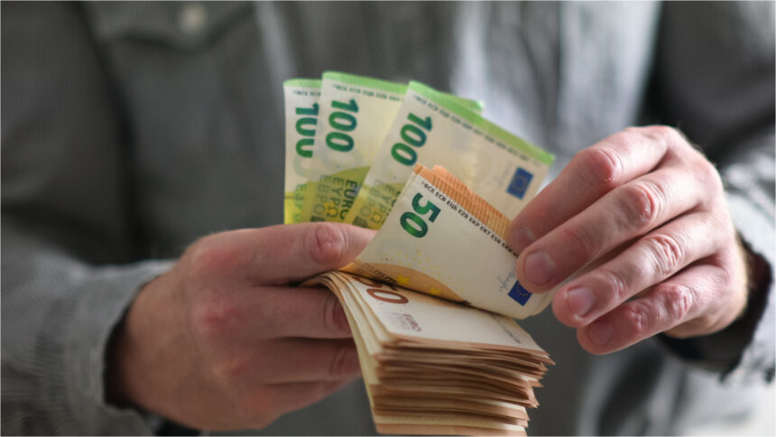Euro depășește 5,21 lei: impactul asupra ratelor și prețurilor