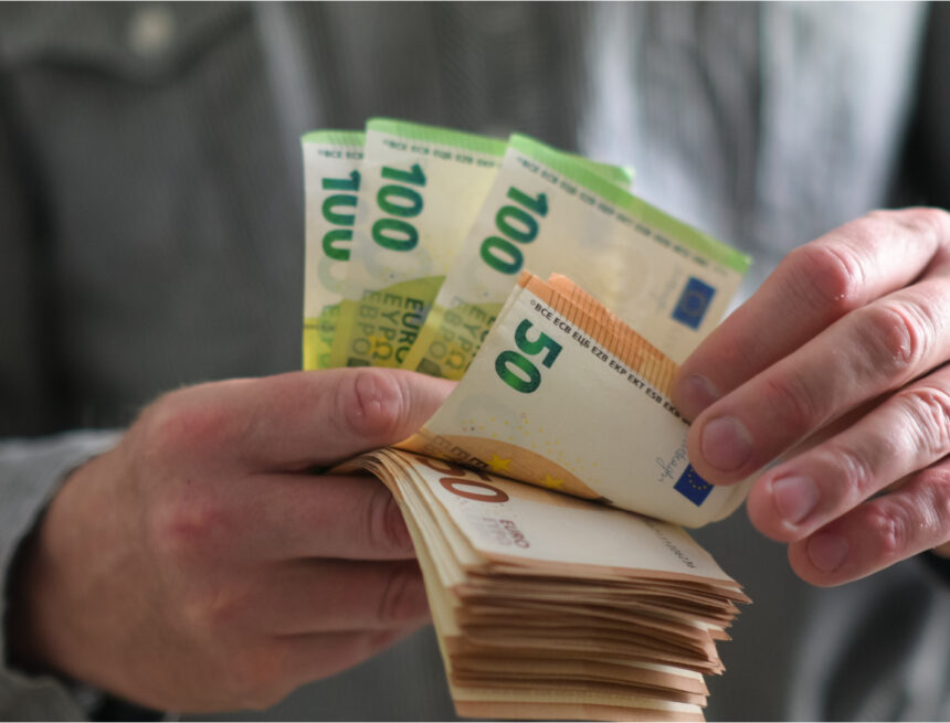 euro-bani-foto-shutterstock Euro depășește 5,21 lei: impactul asupra ratelor și prețurilor